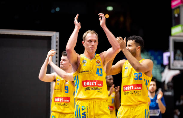 在赛场上展 在赛场上展